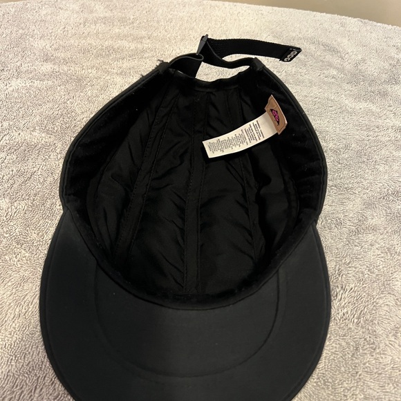 Nike ACG Black Cap with orange Logo - Picture 2 of 3